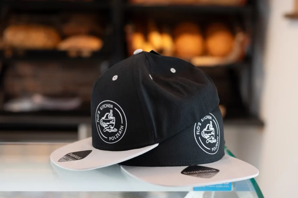 Flos logo caps